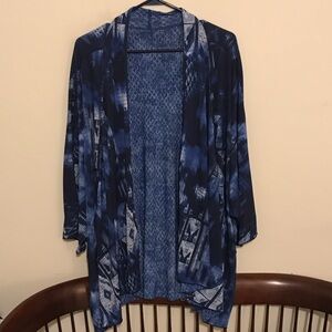 Beautiful and reversible too!  Navy blue and grey patterned ladies kimono.  4X
